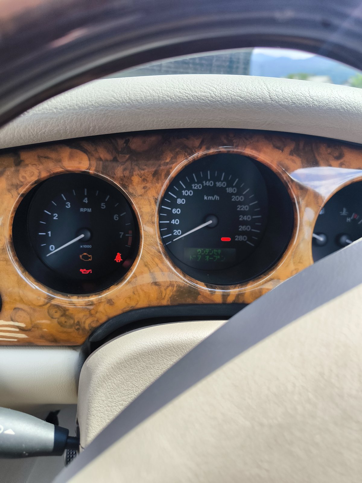 ウォールナットと革の運転席まわり