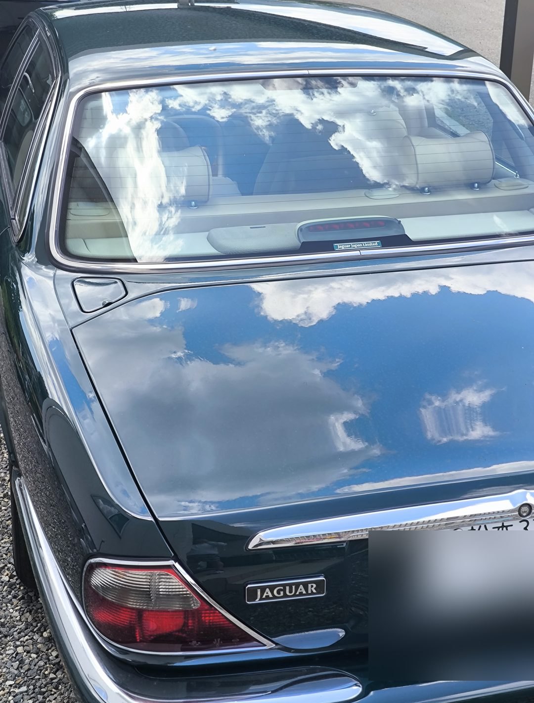深緑のジャガーXJ X308 のリアビュー